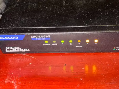 安いですがきちんと仕事をしてくれるスイッチングハブELECOMのEHC-LQ01-5です。